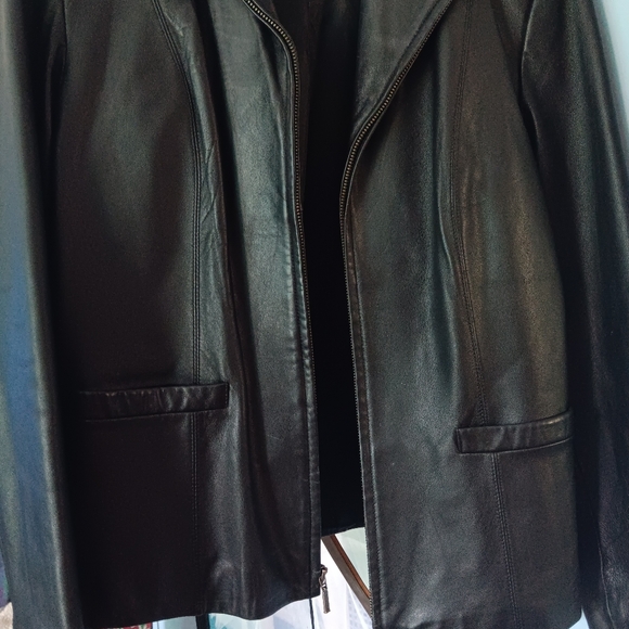 JLC New York Outerwear leather jacket. Great condition. Slimming fit. Looks 😍 - Picture 10 of 11
